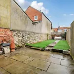 Family For Groups With Super King Bedroom And Bunk Holiday home *