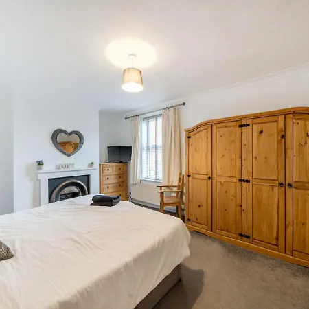 Holiday home Family For Groups With Super King Bedroom And Bunk *